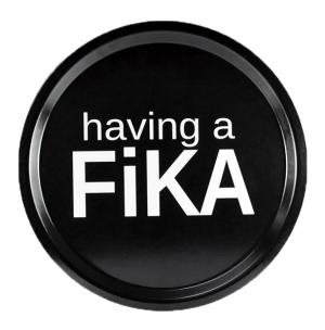 Bricka "Having a fika" (rund 31cm) Present