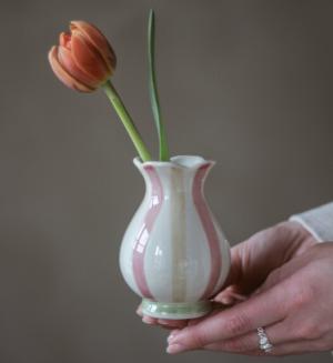 Stripes Vas, 10cm (Rosa/brun) - Majas lyktor/Barncancerfonden Present