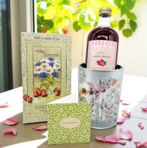 Presentset Härliga Sommar (Chokladpraliner, saft, ljuslykta & kort) Present